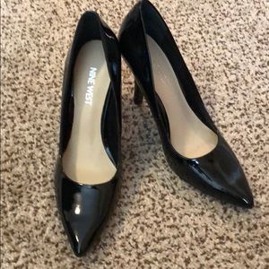 Nine West size 6 patent black heel